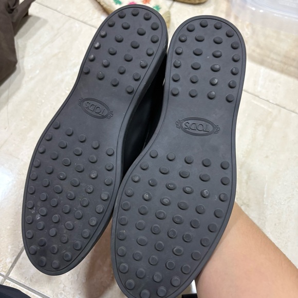 Tod's Classic Black Leather Slip-On Loafers - Picture 4 of 5